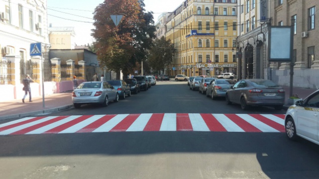 В Киеве дорожники усиленно “рисуют“ красно-белые ”зебры”