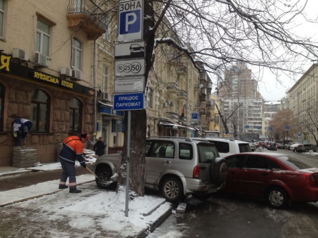 “Киевавтодор“ собирается привлекать эвакуаторы для ”транспортировки” мешающего в уборке снега автотранспорта