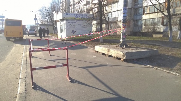 В Киеве аварийный бигборд подперли кирпичами (+фото)