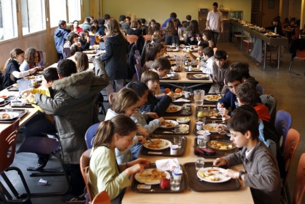 Кабмин отказался за счет госбюджета кормить школьников из обеспеченных семей