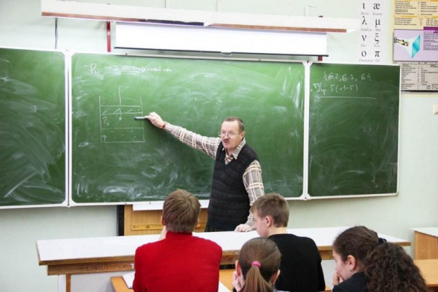 Школьники Киева начнут учиться в среду
