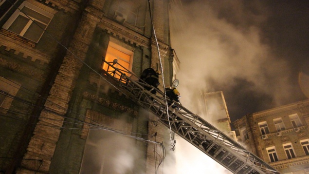 В Киеве на Михайловской горел жилой дом: госпитализировано двое детей