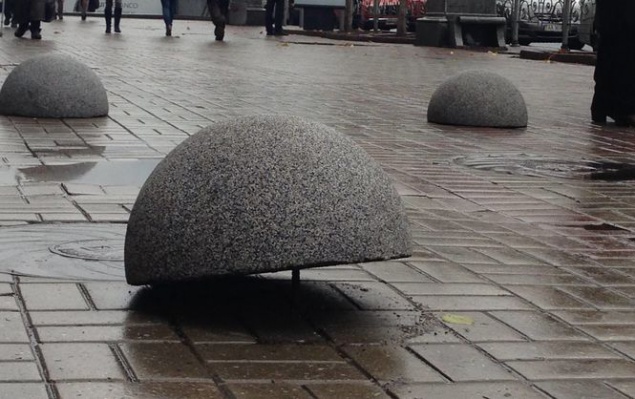В Киеве на Сагайдачного с парковкой на тротуарах будут бороться с помощью полусфер