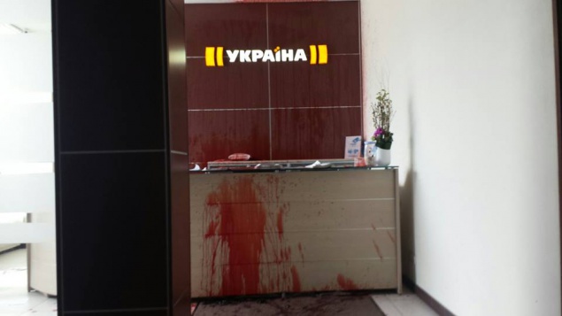 Офис телеканала “Украина” залили кровью (фото, видео)