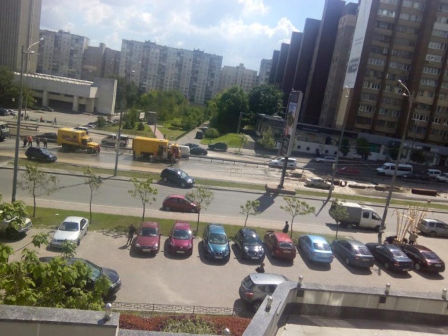 В Голосеевском районе прорвало трубу: образовался фонтан (фото)