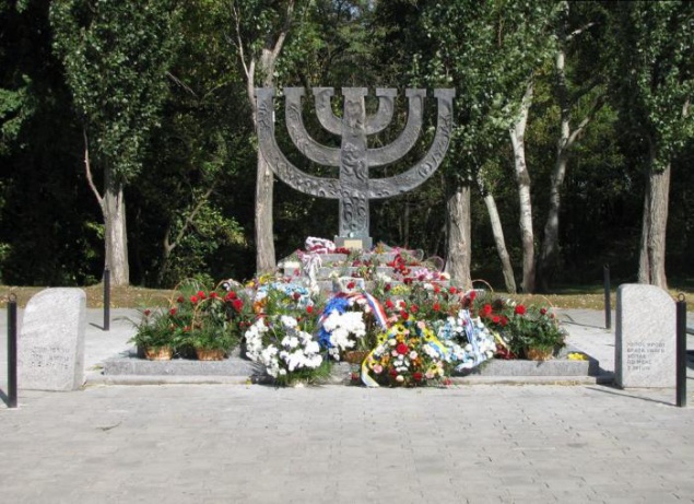 В Киеве возле памятника “Менора” сожгли флаг Израиля