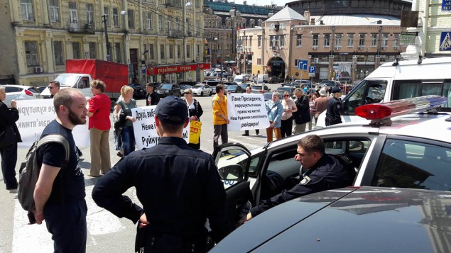 Протестующие против стройки в центре Киева перекрыли дорогу (фото)