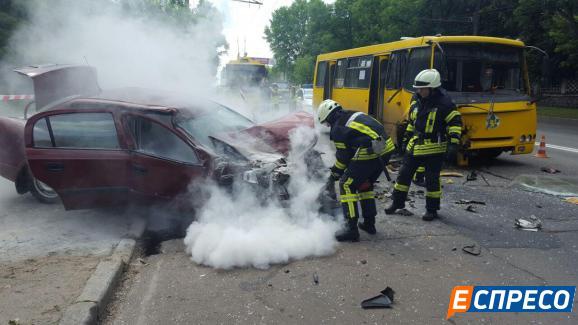 В Киеве автомобиль въехал в маршрутку: есть пострадавшие (фото)