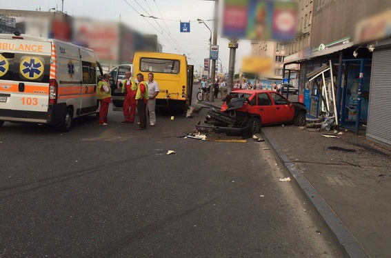 На Московском проспекте в Киеве автомобиль влетел в остановку: 1 погибший, 6 пострадавших (фото, видео)