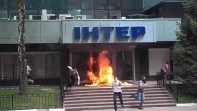 В Киеве неизвестные утроили пожар на пороге “Интера” (фото, видео)