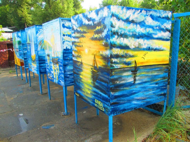 Студенты разрисовали кабинки на пляжах Киева