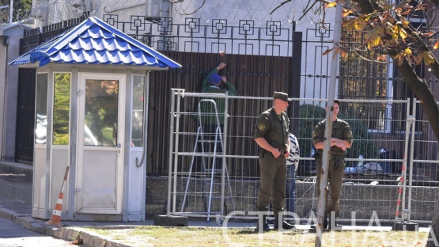 В Киеве посольство России укрепили металлическим забором накануне выборов в Госдуму (фото)