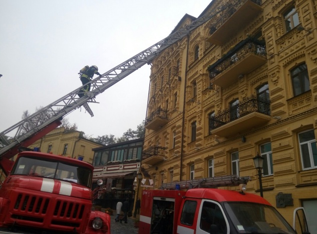 Из горящего дома на Андреевском спуске в столице людей спасали по автолестнице