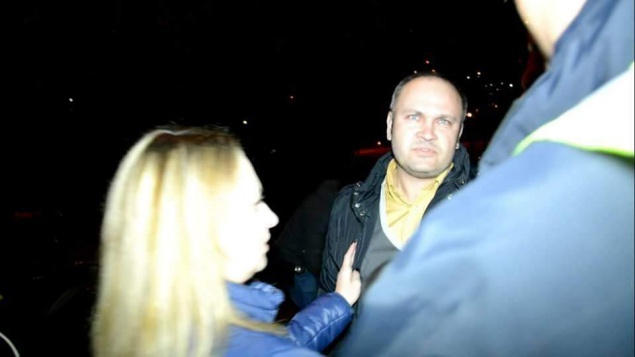 В Киеве во время митинга на станции “Героев Днепра”  машина въехала в толпу протестующих (видео)