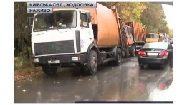 На Киевщине жители сел перекрыли трассу с требованием закрыть мусорный полигон (видео)