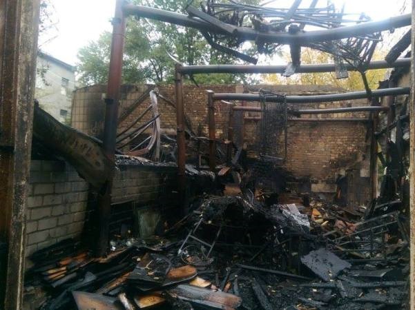 В Дарницком районе Киева на территории школы № 261 сгорел мебельный цех (фото)