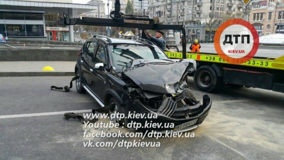 Авария в Киеве на Бессарабке: водитель посольства Азербайджана разбил два авто (фото, видео)