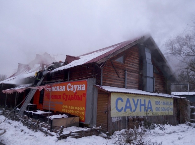 На Позняках спасатели ликвидировали пожар в сауне (видео)
