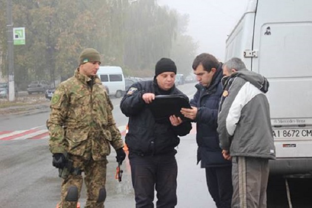 В Киевской области патрульные полицейские взяли в помощь участников АТО (видео)