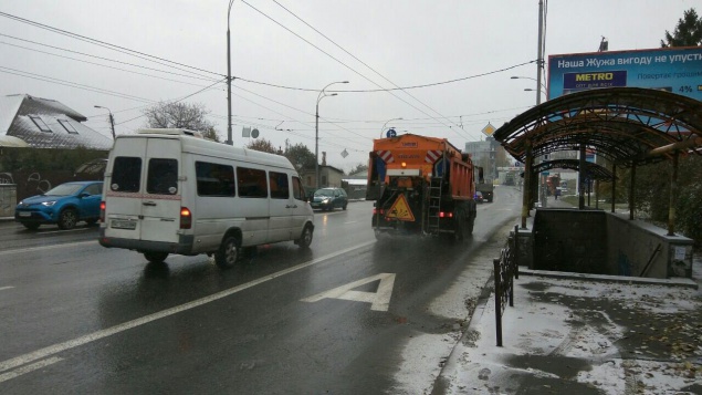 В связи с ухудшением погоды в Киеве дорожники работают в усиленном режиме