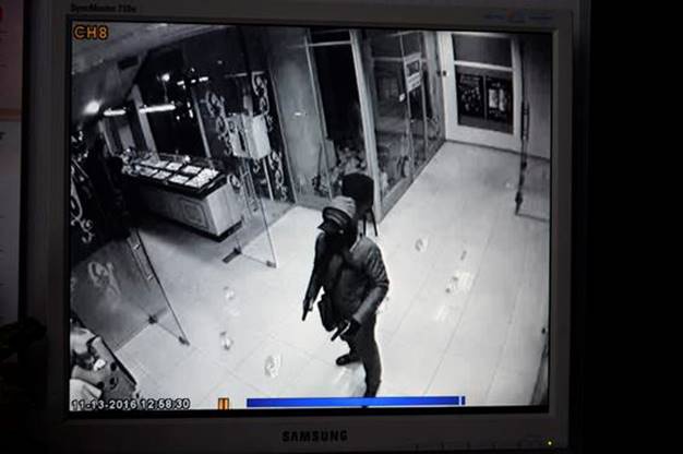 Вооруженные грабители напали на ювелирный отдел в киевском торговом центре (фото, видео)