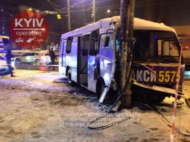 В Киеве маршрутка сбила двух пешеходов и врезалась в столб (фото, видео)