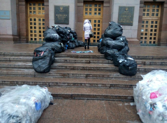 Под зданием столичной мэрии сегодня устроили “мусорный пикет” (фото)