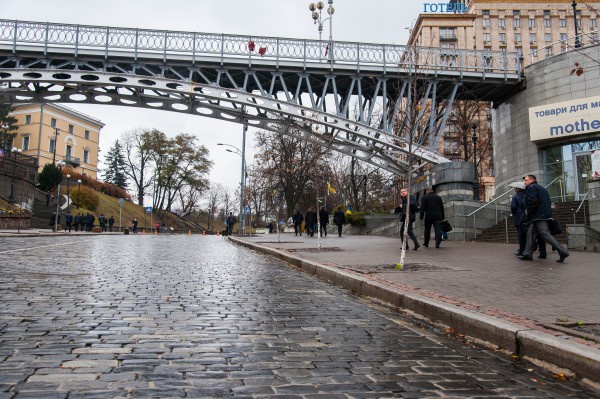 На Майдане Независимости мужчина бросился со смотрового моста