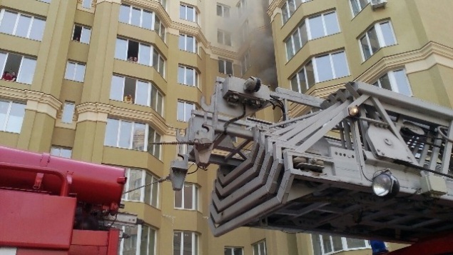 В Софиевской Борщаговке из-за пожара в подъезде эвакуировали 70 жителей многоэтажки (фото)
