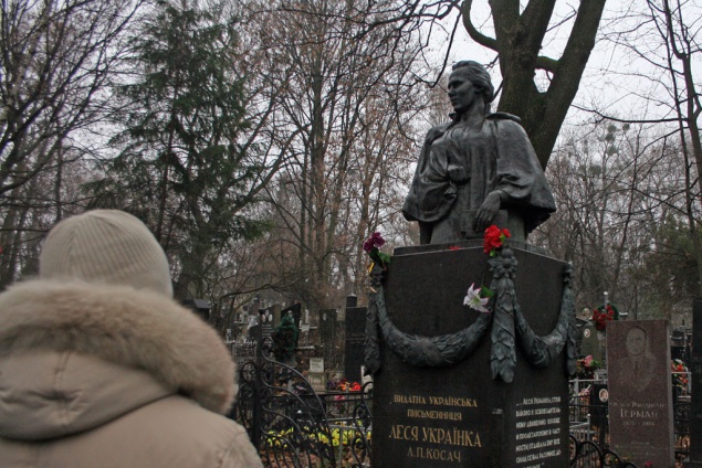 В Киеве задержали подозреваемого в надругательстве над могилой Леси Украинки (видео)