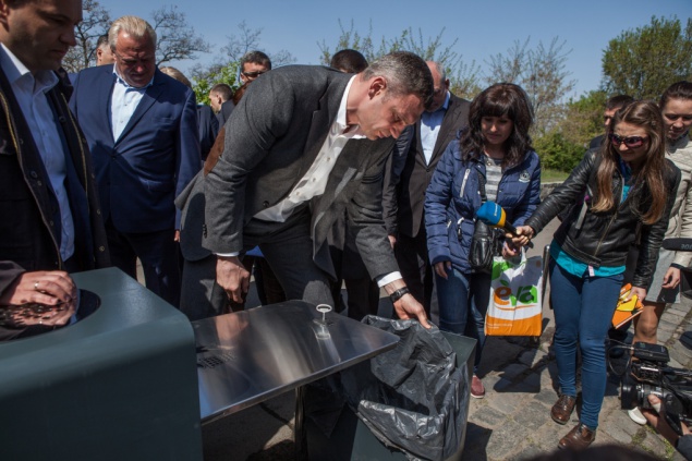 В центре Киева хотят “закопать” 50 мусорных контейнеров (фото)