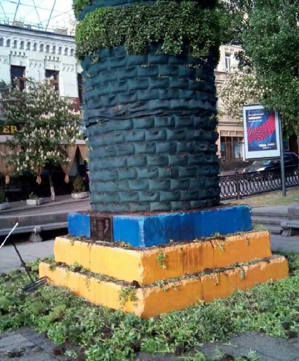 В Киеве неизвестные испортили инсталляцию из розмарина на постаменте Ленину (фото)