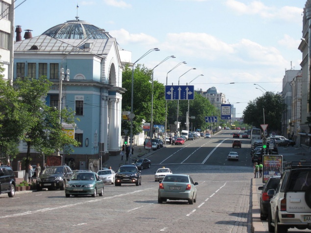На улице Владимирской в Киеве нанесли узкие полосы движения