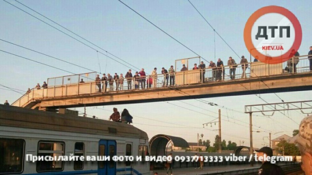 В Киеве трое зацеперов на час остановили движение электричек (фото, видео)