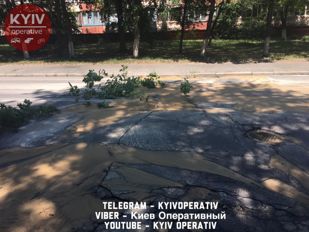 В Киеве очередной прорыв трубы: целый микрорайон остался без воды