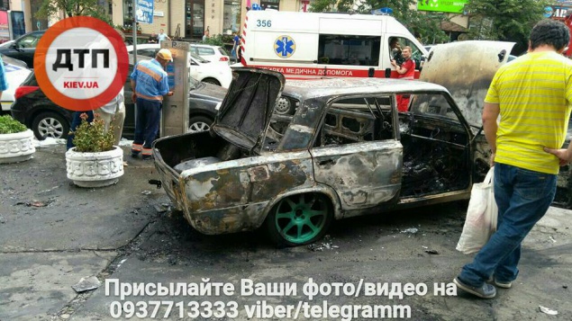 В центре Киева дотла сгорел автомобиль (фото)
