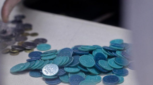 Пассажиры метро в столице ежемесячно теряют полмиллиона гривен в виде жетонов