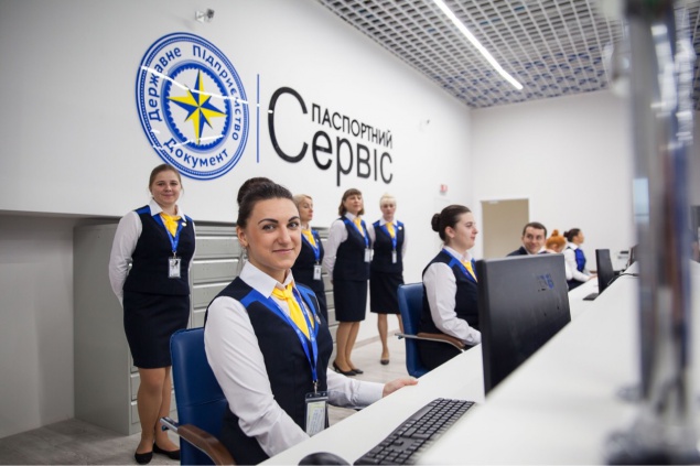 В Киеве крупнейший паспортный центр страны обещает принимать 1,5 тысяч людей ежедневно (фото)