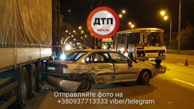 Ночное ДТП в Голосеевском районе: “помяло” две фуры и две легковушки, трое людей пострадали (фото)