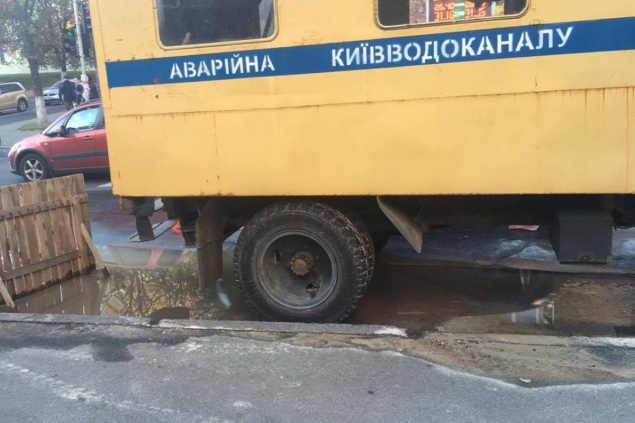В Киеве из-за прорыва трубы затопило улицу