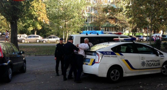 Два алкоголика в Киеве “заминировали” жилой дом и Дворец спорта (фото)