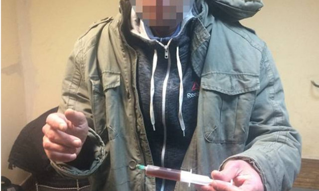 У пассажира киевского метро полиция изъяла шприц с опиумом