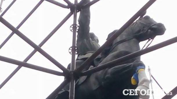 Коню Щорса в Киеве вернули ногу (фото)