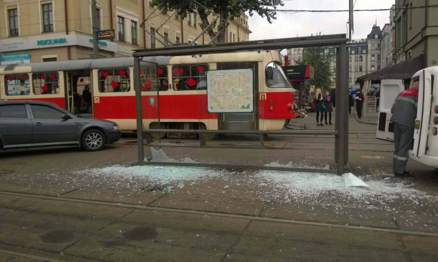 Власти сэкономили на стеклянных остановках  в Киеве (фото)