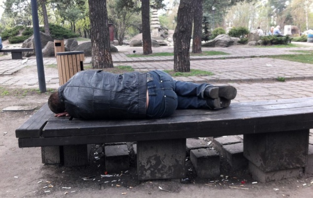Депутат Киевсовета просит обеспечить патрулирование парка “Киото”, который облюбовали бездомные