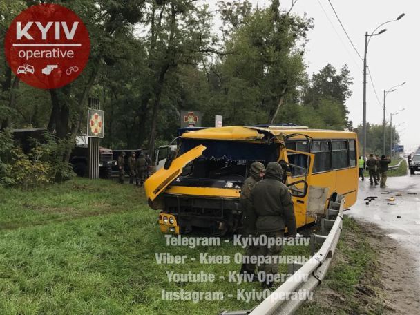 Под Киевом автобус с военными столкнулся с пассажирским: есть жертва и пострадавшие (фото)