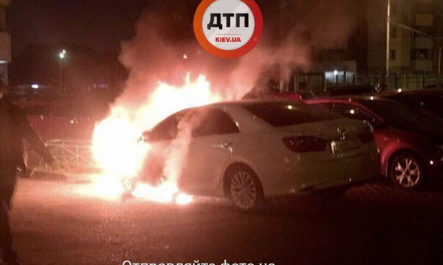 На столичных Позняках сгорел автомобиль с номерами МВД и еще два соседних (фото)