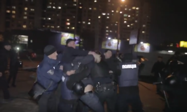 В столичную прокуратуру передали доказательства избиения полицейскими депутата Новикова (фото, видео)