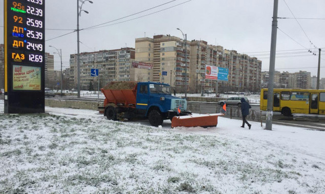 За сутки на дороги Киева уже высыпали 506 тонн соли и 592 тонны песчано-соляной смеси 