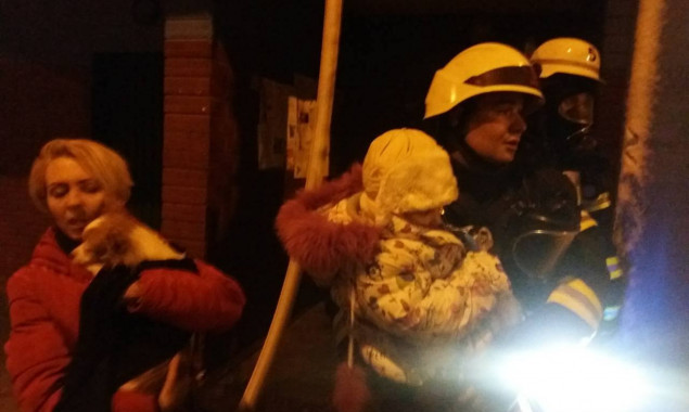 Сотрудники ГСЧС во время пожара в Киеве спасли женщину и эвакуировали 25 человек
